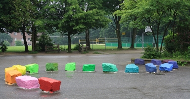 Sitzsteine auf dem Schulhof